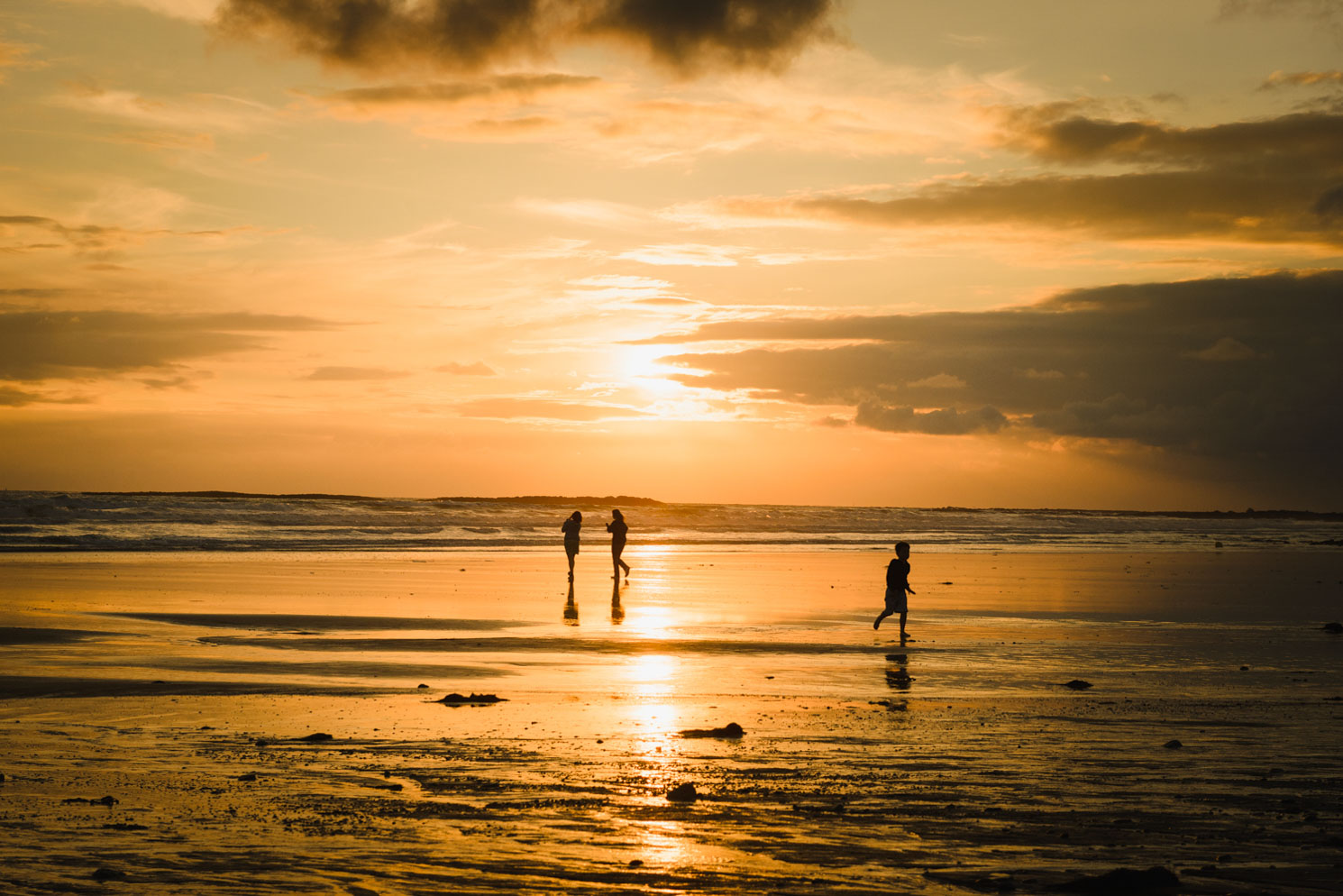 Bord de la mer en coucher de soleil