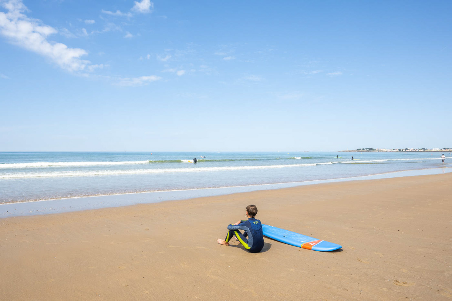 Surfeur au bord de la plage