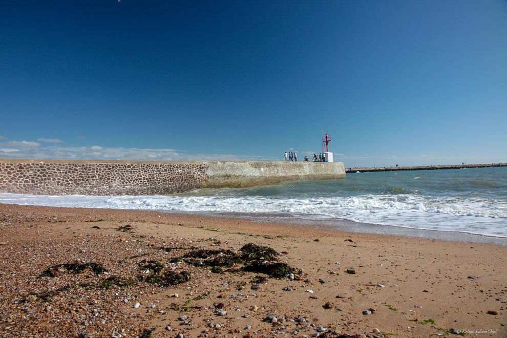 Sur la plage vue sur le phare